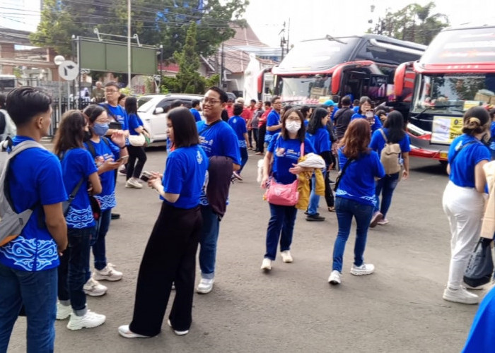 Sambut Misa Akbar, Ratusan Umat Kristiani asal Cirebon Berangkat ke Stadion GBK