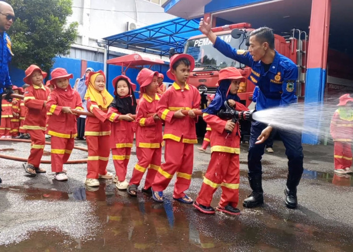 Keseruan Damkar Cilik Kuningan Padamkan Api