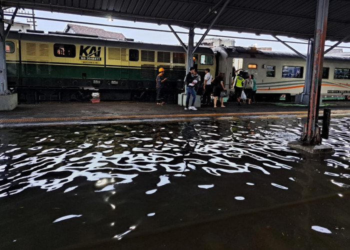 Penampakan Banjir di Stasiun Semarang Tawang, 4 KA Batal, 10 Dialihkan ke Jalur Selatan