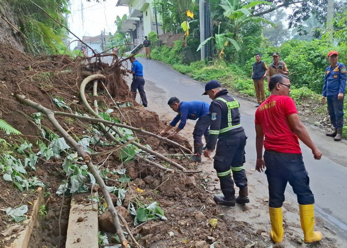 Jalan Cibinuang Longsor, Damkar Kuningan Evakuasi Material