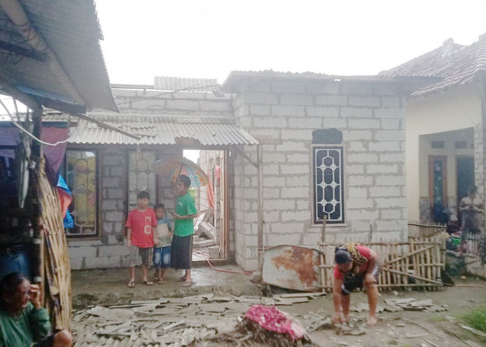 70 Rumah Rusak Akibat Puting Beliung di Indramayu, Karbol: Kejadian Pagi Ini