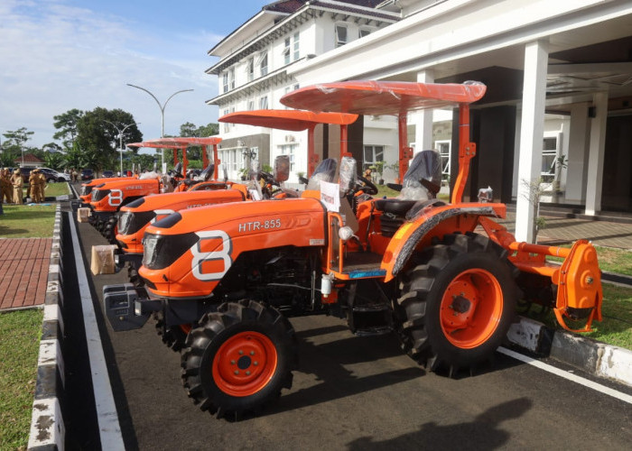 Kementan Salurkan Bantuan Alsintan ke Kuningan, Dongkrak Produksi Pertanian
