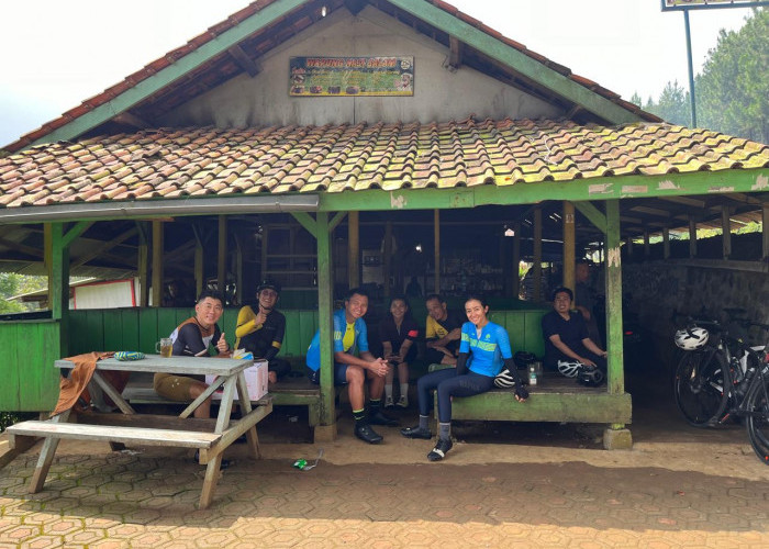 Sengaja Bersepeda dari Tasikmalaya Demi Warung Salam, Rumah Makan Khas Sunda di Pedalaman Sumedang