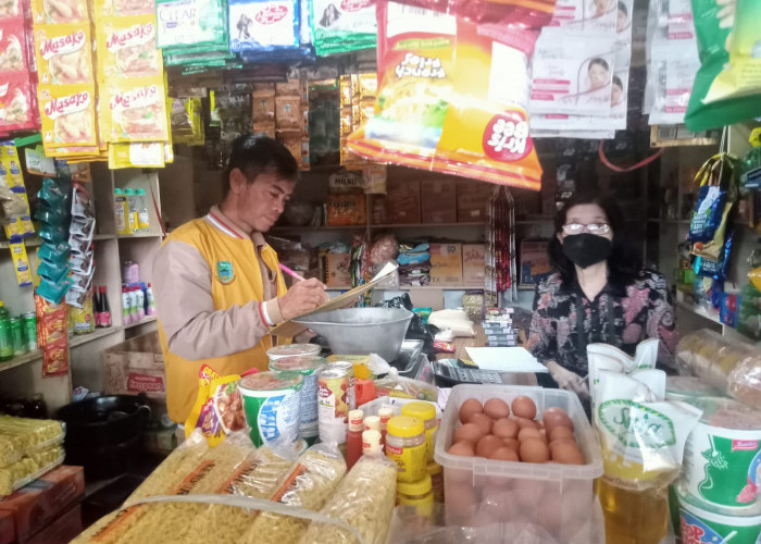 Pasokan dari Distributor Lancar, Harga Telur Ayam di Pasar Tradisional Kuningan Tidak Naik Harga