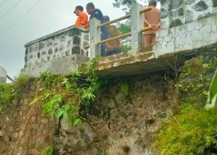 Jembatan Penghubung Desa Mau Ambruk, Akhirnya Ditutup Sementara