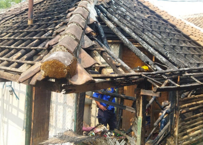Rumahnya Habis Terbakar, Timu, Warga Cimahi Kuningan Ini Butuh Bantuan Material Bangunan 