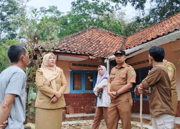 Rumah Warga Citangtu Mau Ambruk, Wabup Tuti Datang Bawa Bantuan Rp15 Juta