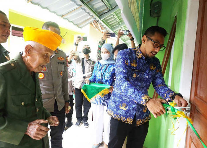 Kompak, TNI-Polri Rehab Rumah Pejuang Veteran di Purwawinangun