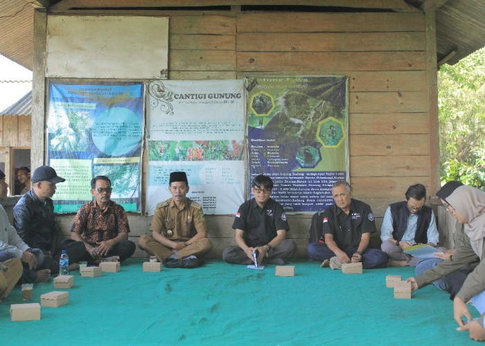 Sentuh Kelompok Penggerak Pariwisata Pasir Batang, Dosen Uniku Gelar Pengabdian di Desa Karangsari, Kuningan