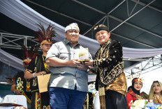 AGN Terima Penghargaan Tokoh Pinunjul Kuningan, Ini Kontribusinya