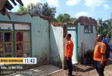 Rumah Warga di Japara Ambruk, BPBD Kuningan Salurkan Bantuan Darurat
