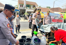 Ringankan Warga Dua Dusun di Cibeureum, Polres Kuningan Kirim Air Bersih