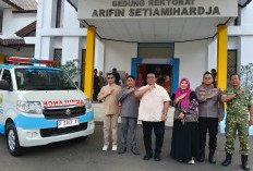 Peduli Tanah Kelahiran, Andi Gani Nena Wea Serahkan Ambulans untuk Universitas Kuningan