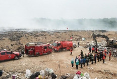 Petugas Gabungan Gelar Upacara HUT RI di Tengah Kepungan Asap TPSA Ciniru