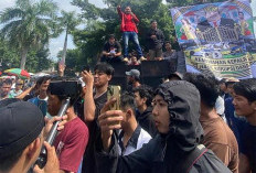 Warga Cihideung Hilir Gelar Aksi Demo, Tuntut Mundur Kepala Desa