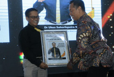 Dr Ukas Suharfaputra SP MP Dianugerahi Person of The Year 2025 Radar Cirebon, Inovator Pelayanan Publik