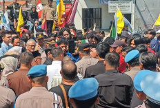 Ratusan Mahasiswa Geruduk Gedung DPRD Kuningan