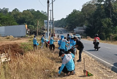 Cakep, Pegawai DLH Kerja Bakti Bersihkan Sampah di Jalan Lingkar Timur Kuningan