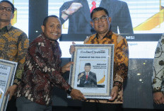 U Kusmana SSos MSi Raih Person of The Year 2025 Radar Cirebon Kategori Birokrat Inspiratif Dalam Manajemen ASN