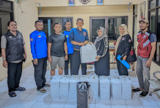 Dinsos Salurkan Bantuan Makanan untuk Korban Banjir Kabupaten Cirebon