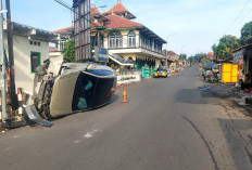 HR-V Tumbur Tugu dan Tiang Listrik di Jalan Raya Luragung-Cibingbin, Alhamdulillah Pengemudi Selamat