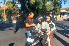 Jaga Warga dari Abu Vulkanik, Polres Kuningan Bagikan Masker Gratis