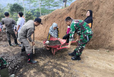 Tanpa Ragu Ambil Cangkul, Emak-Emak Terlibat Dalam Perbaikan Jalan Rusak Desa Pinara