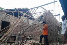Tembok Penahan Tanah Bergeser, Rumah Warga Sukamaju Ambruk