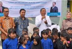 PLN dan Komisi XII DPR RI Nyalakan Listrik Gratis di PAUD Cisantana