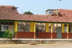 Atap SDN 3 Cihirup Ambruk, Wabup Tuti Dorong Revitalisasi