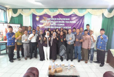 Alumni SMAN 1 Cilimus Angkatan 1987 Bantu Siswa Kurang Mampu dengan Seragam Gratis