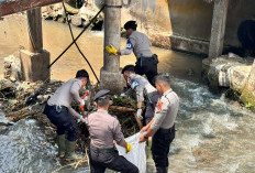 Polres Kuningan Bersihkan Pasar Baru dan Sungai Citamba