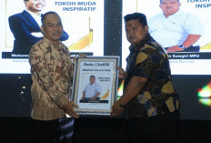 Alan Suwgiri Dianugerahi Person of The Year 2025 Radar Cirebon, Kategori Tokoh Muda Inspiratif 