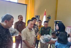 Tekan Stunting, Bupati Dian dan Kepala Diskanak Kuningan Kompak Bagikan Ikan, Telur dan Susu