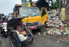 Sampah di TPS Pasar Minggu Palimanan Meluber ke Jalan, Picu Kemacetan