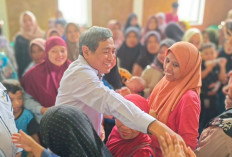 Rokhmat Ardiyan Salurkan 242 Beasiswa PIP untuk Pelajar Kuningan