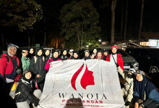 Wanoja Perjuangan Kuningan Kibarkan Bendera di Puncak Ciremai