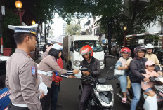 Menjelang Magrib, Satlantas Kuningan Tebar Takjil, Pengendara Tersenyum