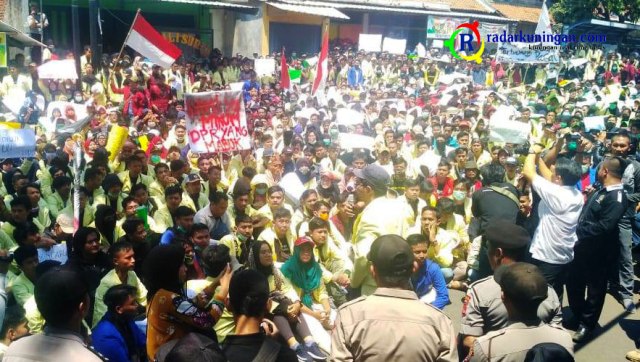 Ribuan Mahasiswa di Kuningan Datangi DPRD