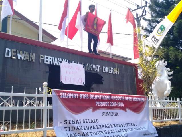 Aksi Demo Mahasiswa Warnai Pelantikan Anggota DPRD