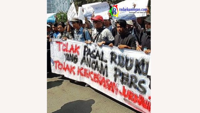 Tolak RUU KUHP, Wartawan Kuningan Gabung Geruduk Gedung DPRD Kota Cirebon