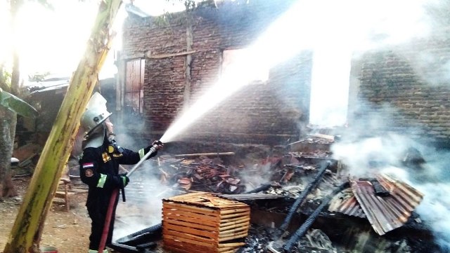 Gara-gara bakar sampah di dapur, Rumah Warga Lebakwangi Terbakar