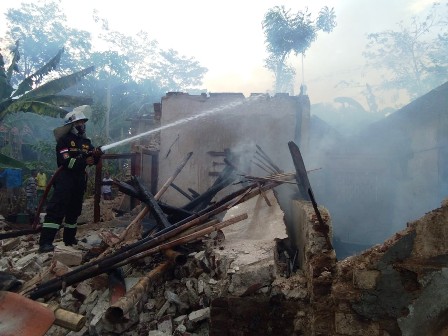 Akibat Korsleting Listrik, Rumah Milik Marja di Desa Kalimanggis Terbakar