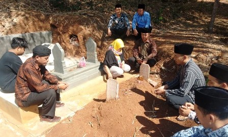 KPU Ziarah Makam Pahlawan Demokrasi