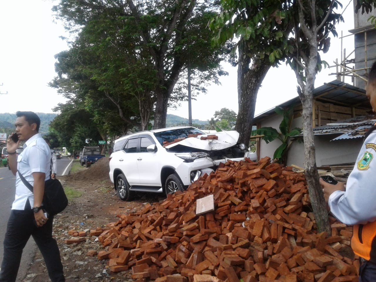 Hindari Penyeberang Jalan, Mobil Wabup Tabrak Pohon