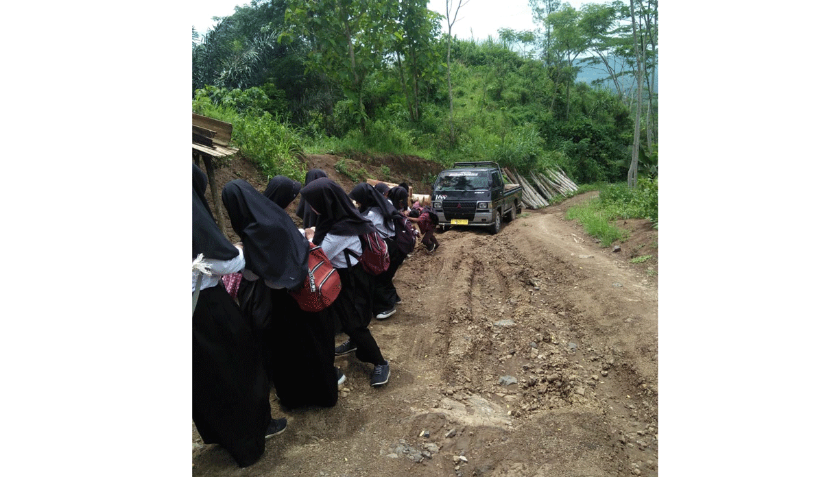 Jalan Rusak Parah, Siswa MTsN Selajambe Sebelum Sampai ke Sekolah Rutin Tarik Mobil Mogok