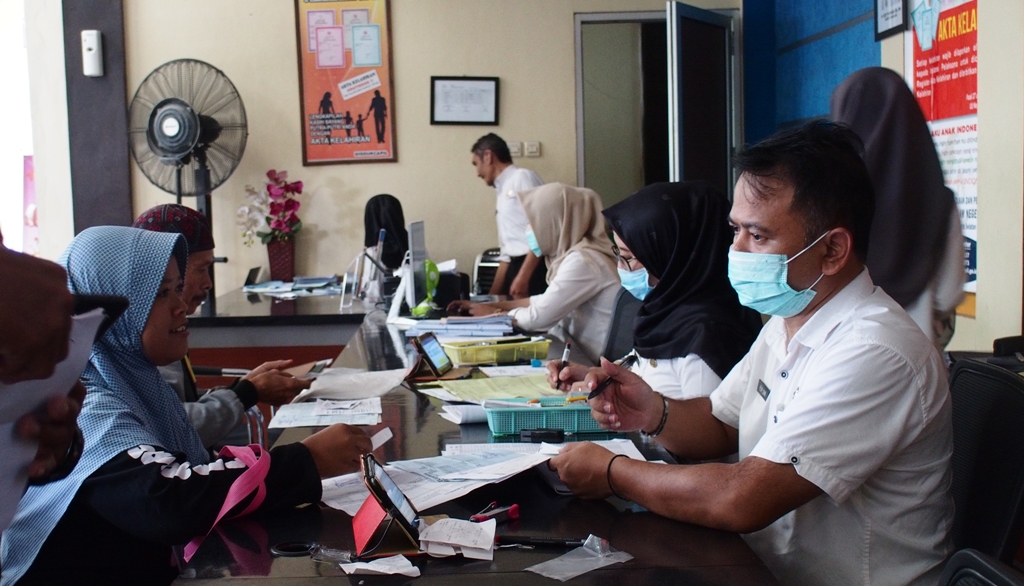 Cegah Corona, Petugas Pelayanan Disdukcapil Pakai Masker