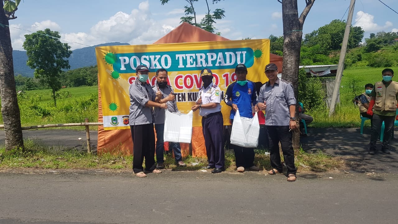 Hj Ika Tebar Mamin ke Petugas Posko Covid-19