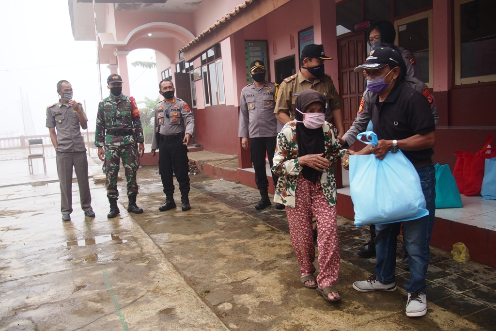 Polres Bagikan 1.500 Sembako hingga Desa Terpencil