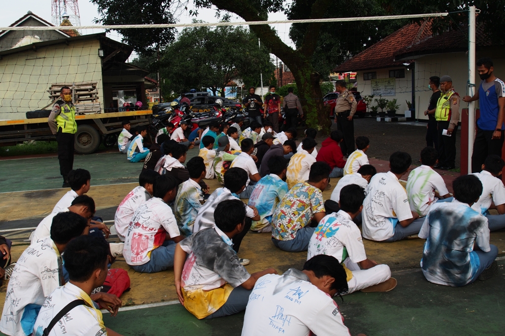 Pelajar Cirebon Diamankan, Lakukan Aksi Corat-coret Seragam dan Konvoi